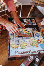 Lade das Bild in den Galerie-Viewer, Adventskalender Berchtesgadener Handwerkskunst mit 24 Miniaturen