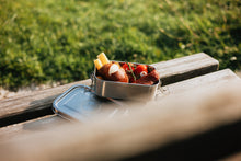 Lade das Bild in den Galerie-Viewer, Gefüllte Brotzeitdose auf Bank