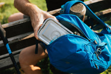 Lade das Bild in den Galerie-Viewer, Metalldose für Brotzeit mit Berchtesgaden Emblem im Rucksack