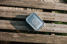 Lade das Bild in den Galerie-Viewer, Geschlossene Dose auf Bank