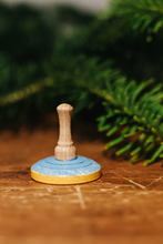 Lade das Bild in den Galerie-Viewer, Eisstock-Miniatur, handbemalt