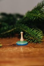 Lade das Bild in den Galerie-Viewer, Eisstock-Miniatur, handbemalt
