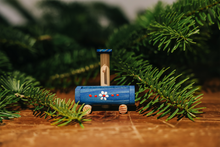 Lade das Bild in den Galerie-Viewer, Brunntrog-Miniatur mit Blumendekor
